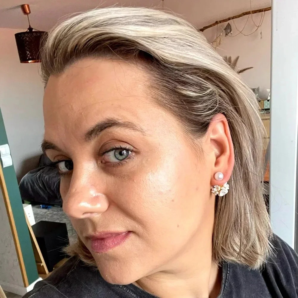 Perla White Shell Flower Stud Earrings - Picture 9 of 13